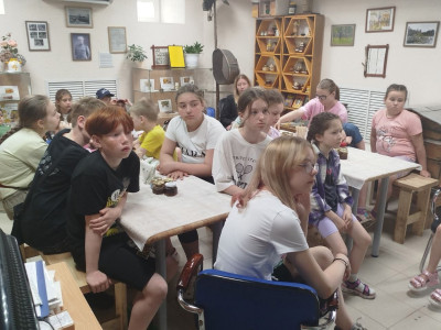 Школьники из летнего лагеря погрузились в мир пчел!